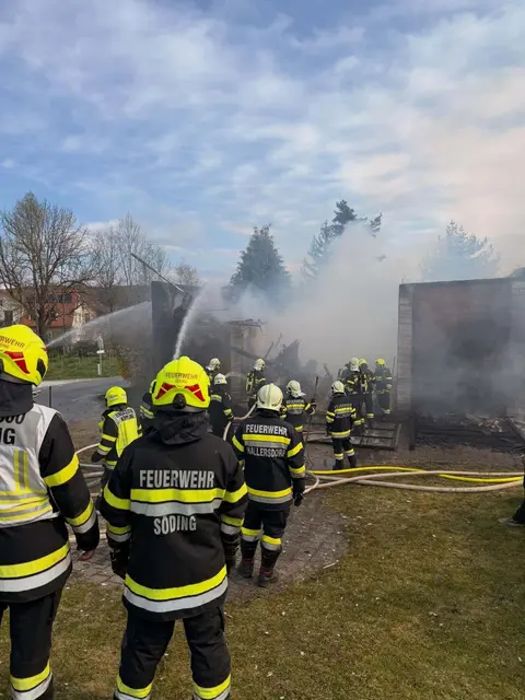 Zwei Wasserleitungen mussten vom Bach aus gelegt werden. | Foto: FF Köppling
