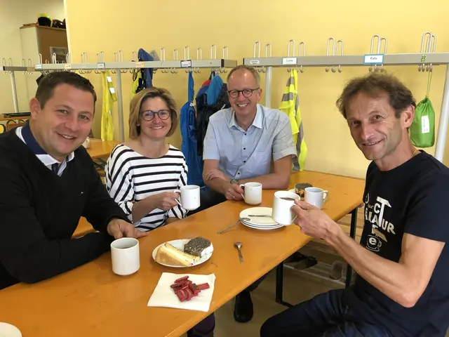 St. Michaels Vizebürgermeister Roland Holitzky, Anette und ihr Gatte – St. Michaels Bürgermeister – Manfred Sampl und Peter Pagitsch (GF Abfallwirtschaftsverband) bei einem früheren Repair-Café im Lungau. (Archivfoto) | Foto: pjw