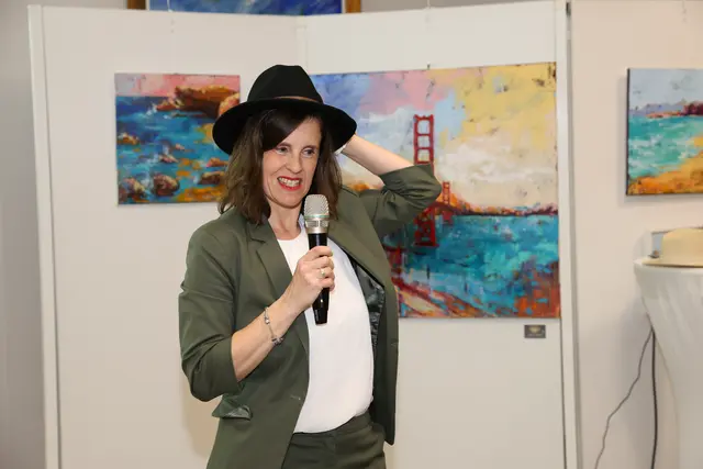 Anett Stimmeder bei ihrer Keynote – mit einem noch nicht ganz passenden "Unternehmerinnenhut". | Foto: Maria Hörmandinger