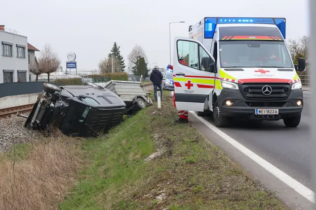 Ein Pkw kommt in Steinhaus von der Fahrhab ab, überschlägt sich samt Anhänger und landet auf dem Bahndamm der Almtalbahn.