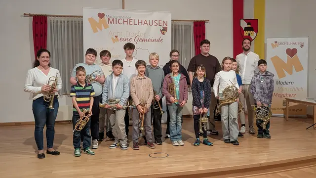 Michaela Gasser und András Korsós mit ihren Musikschülerinnen und Musikschülern | Foto: Musikschule Sieghartskirchen