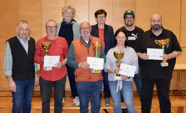 Heribert Hofbauer ist Bezirksschnapserkönig