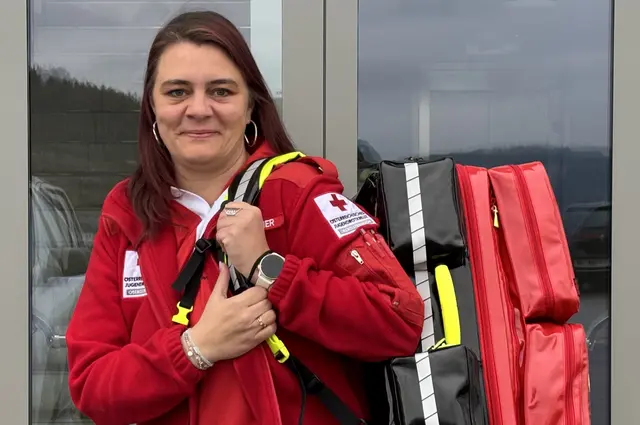 Lisa Luftensteiner mit First-Responder-Rucksack | Foto: MeinBezirk/Roland Wolf