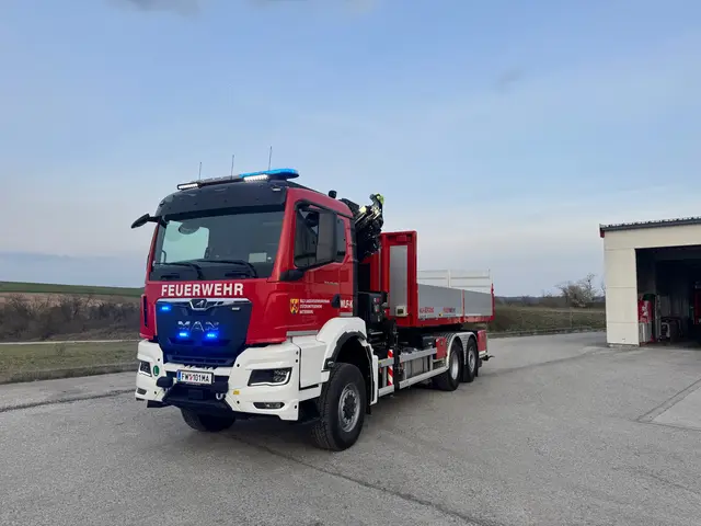 Feuerwehr Mattersburg erhält modernstes Wechselladerfahrzeug-Kran