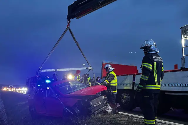 Die Feuerwehr reinigte die Fahrbahn von den umliegenden Trümmerteilen und barg anschließend das Unfallfahrzeug mit dem Kran.  | Foto: FF Weppersdorf