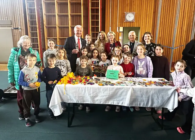 Bürgermeister Johann Zeiner, Vizebürgermeisterin Michaela Haidvogel, Gießhübls Bürgermeister Johannes Seiringer, Direktorin Nina Scheibenpflug, Lehrerin Angelika Kramer-Stehlik und Schülerinnen und Schüler beim Ostermarkt in der Volksschule Altort. | Foto: Marktgemeinde Maria Enzersdorf