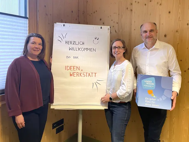 Petra Thaler (Projektleitung LEADER Region Weinviertel Ost), Christine Filipp (Geschäftsführerin LEADER Region Weinviertel Ost) und Christian Frank (Obmann LEADER Region Weinviertel Ost) freuen sich über den Erfolg der Ideen.Werkstatt. | Foto: LEADER Region Weinviertel Ost