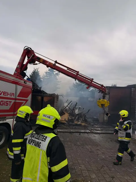 Das Kranfahrzeug der FF Ligist wurde nachalarmiert. | Foto: FF Köppling