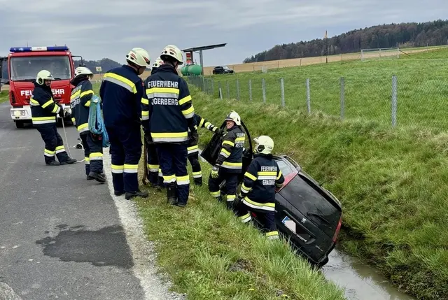 Die Bergung eines Fahrzeuges in Grasdorf – Gemeinde Jagerberg | Foto: Eder Ch. &amp; Klein H. / FF Grasdorf