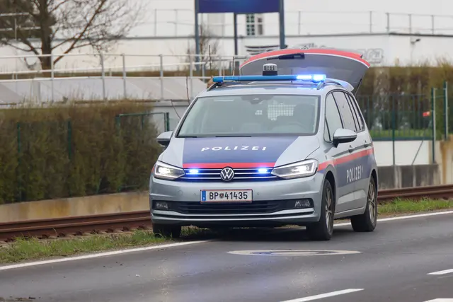 Ein Pkw kommt in Steinhaus von der Fahrhab ab, überschlägt sich samt Anhänger und landet auf dem Bahndamm der Almtalbahn.