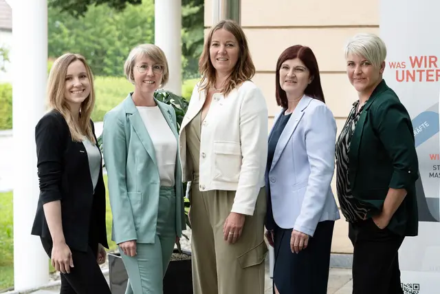 Das Team der Wirtschaftskammer Perg: Sarah Buchmayr, Obfrau Eveline Grabmann, Leiterin Eva Steinkellner, Hemma Dahedl und Evelyn Wiesberger. | Foto: Petra Kragl