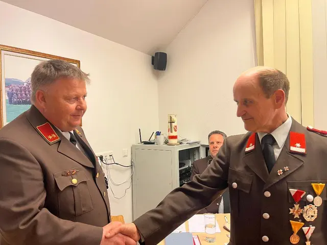 Bei der Jahreshauptversammlung der Freiwilligen Feuerwehr (FF) St. Andrä im Lungau wurde Ortsfeuerwehrkommandant Michael Pichler (li.) am 28. März 2026 in seiner Funktion wiedergewählt. Bürgermeister Heinrich Perner (re.) gratulierte. | Foto: FF St. Andrä