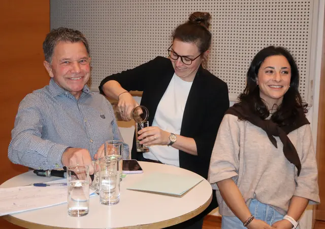 Heinz Kapferer, Sarah Köll und Giulia Raggl diskutierten mit dem Bürgermeister und den Anwesenden.   | Foto: Tatschl