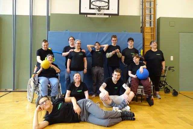Die Sportler der Lebenshilfe-Werkstätte Bad Ischl freuen sich über die neuen T-Shirts, die ihnen von Dachsteinsport Janu zur Verfügung gestellt wurden. | Foto: Lebenshilfe OÖ