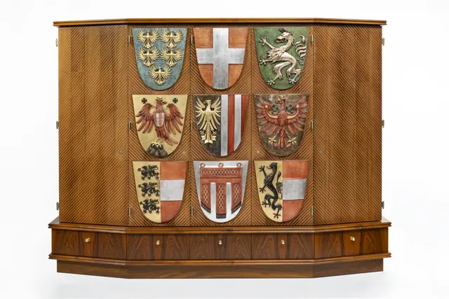 Wappenschrank, Architekt Oswald Haerdtl, BKA - altes Bundeskanzlerzimmer. | Foto: Bundesmobilienverwaltung/Edgar Knaack