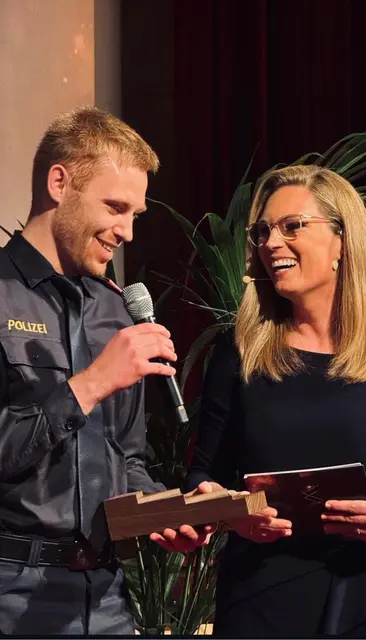 Tobias Köck mit Moderatorin Katrin Ficzko bei der Preisverleihung des Schöckl Awards. | Foto: LPD Stmk/Huber