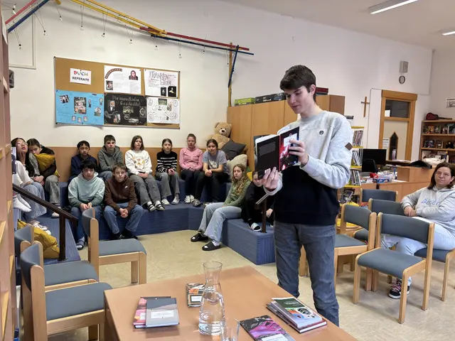 Der erst 19-jährige Samuel Grimm stellte seine Bücher vor und las ausgewählte Kostproben daraus. | Foto: MS Egger-Lienz