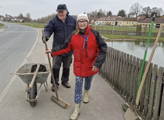 Regionautin Hedy Busch machte sich mit Begleitung auf zum Frühjahrsputz. | Foto: Hedy Busch