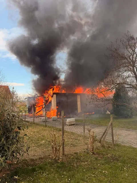 In Neudorf brannte in der Nähe des Buschenschanks Stocker ein Wirtschaftsgebäude nieder. | Foto: FF Köppling
