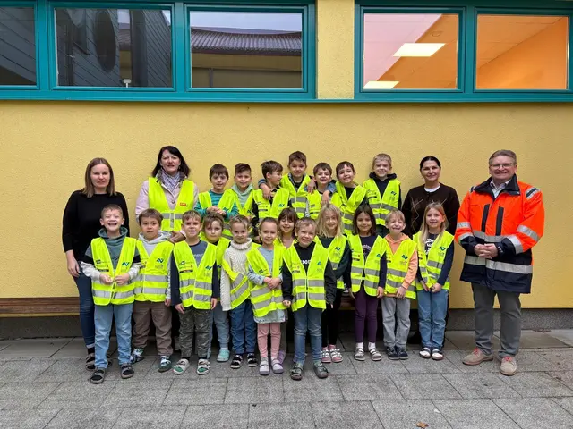 Naarner Volksschüler, vorbildlich mit Warnwesten bekleidet. | Foto: Zivilschutzverband