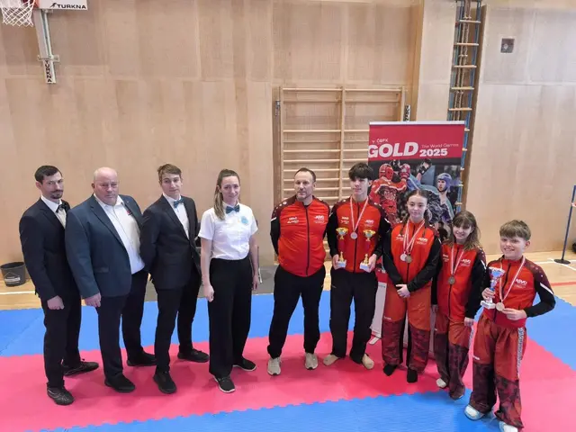 Die Schiedsrichter Mario Hader, Thomas Raab, Erik Trauner, Viktoria Hader, Trainer Michael Gerdenitsch und die Athletinnen und Athleten Matyas Salga, Lena Kreiner, Magdalena Fahrner und Maximilian Hutter. | Foto: Kickbox Club Rohrbach