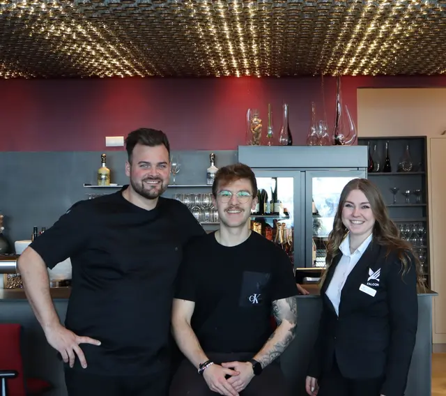 Küchenchef Raphael Kuen, Küchendirektor Bergbahnen Sölden: Klaus Holzer und Gastgeberin Restaurant Falcon: Lisa Scheiber stolz auf das Event nach der Competition.  | Foto: Tatschl
