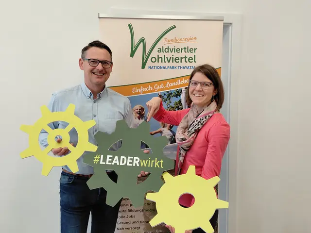 LEADER Obmann Franz Linsbauer und Verena Manhart zeigen auf, dass LEADER wirkt. | Foto: Leader