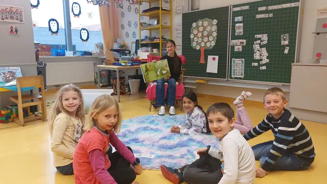 Mit voller Aufmerksamkeit dabei: Die Ranshofner Volksschulkinder hören der Vorleserin aus der Mittelschule gespannt zu. | Foto: DigiTNMS Ranshofen
