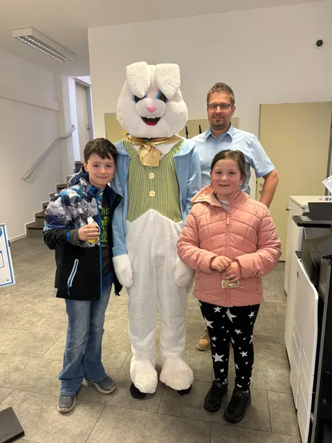 Wöllersdorf - 70 Kinder trafen den Osterhasen und bekamen Ostersackerl