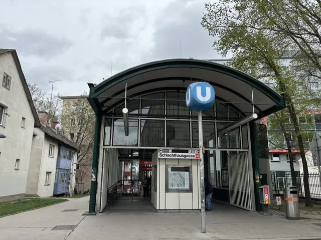Der Ausgang zum Hainburger Weg wird erst ab 22. Juni gesperrt und erneuert, um auch während der Arbeiten einen barrierefreien Zugang zu ermöglichen.  | Foto: Luca Arztmann/MeinBezirk