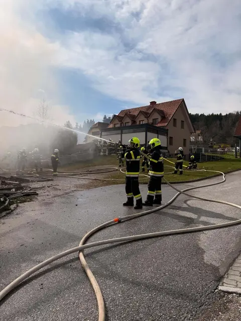 15 Atemschutztrupps bekämpften die Flammen beim Brandherd. | Foto: FF Köppling