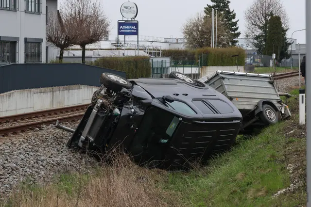 Ein Pkw kommt in Steinhaus von der Fahrhab ab, überschlägt sich samt Anhänger und landet auf dem Bahndamm der Almtalbahn.