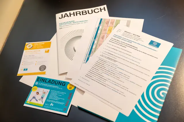 Das aktuelle Jahrbuch und Einladungen des Vereins Praevenire. | Foto: Praevenire/APA-Fotoservice/Krisztian Juhasz