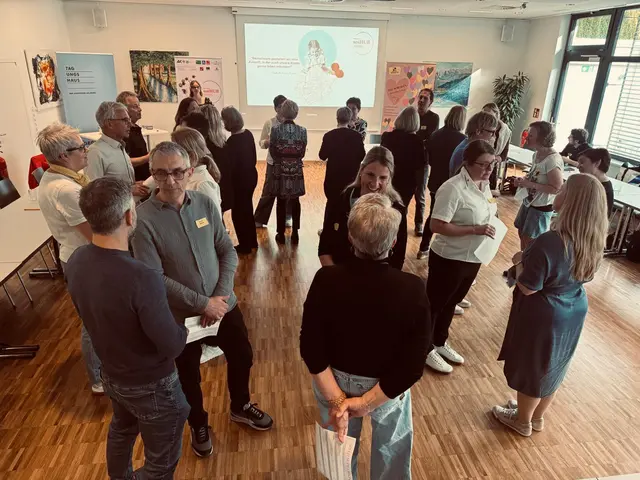 Teilnehmende beim Plattformtreffen des Social Impact Hubs Wörgl tauschen Ideen für neue Projekte aus. | Foto: FWZ Kitzbüheler Alpen 