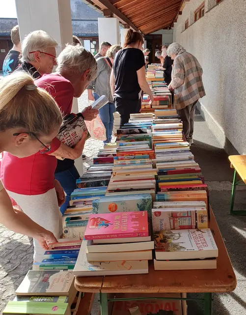 Großer Bücherflohmarkt im Pfarrzentrum Asten