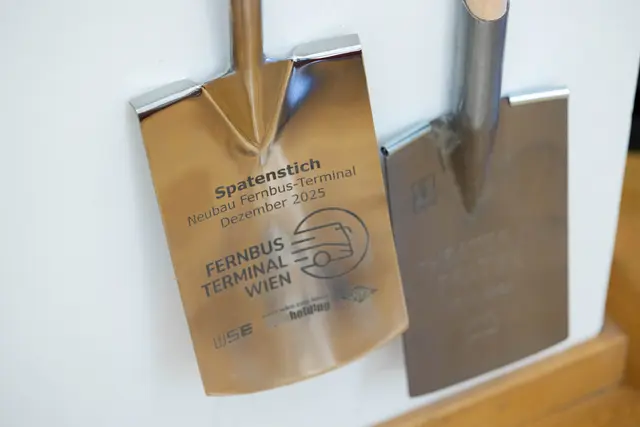 Den Spaten, den Novak beim Spatenstich für den Fernbusterminal benutzte, hat sie aufgehoben. | Foto: Sade Jerabek/MeinBezirk