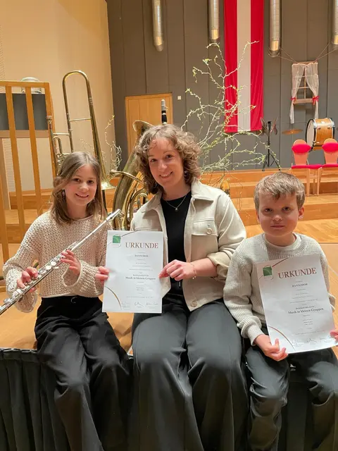 Musikschullehrerin Katrin Ully ist stolz auf ihre beiden Musiker. | Foto: Musikschule Leibnitz