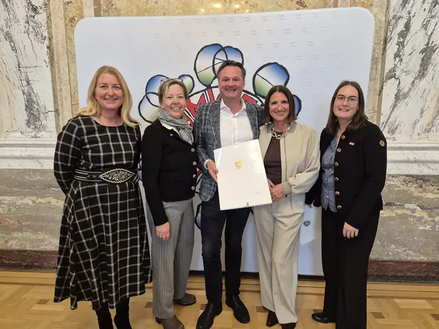 Elisabeth Kurz-Lindner (Ferienwohnungen „Das Stefan“, Oberndorf), Sabine Reitsma (Vermieterbetreuung &amp; Nachhaltigkeitskoordinatorin TVB), Michael &amp; Monika Grander (Hotel Fischer, St. Johann) und Barbara Döttlinger (Nachhaltigkeitskoordinatorin TVB). | Foto: Ministerium/TVB