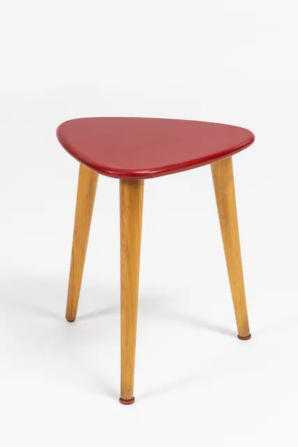 Dreieckiger Hocker, Connexi Patent, um 1955. | Foto: Bundesmobilienverwaltung/Edgar Knaack
