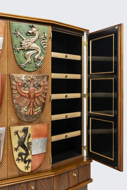 Detail Wappenschrank, Architekt Oswald Haerdtl, BKA - altes Bundeskanzlerzimmer. | Foto: Bundesmobilienverwaltung/Edgar Knaack