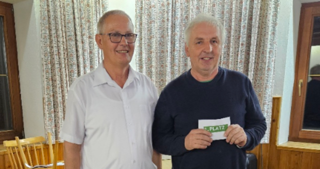 Von links: Alfred Schaumberger (Obmann des Kameradschaftsbundes), Tarocksieger Erwin Hölzl aus Weitersfelden. | Foto: Kameradschaftsbund St. Leonhard