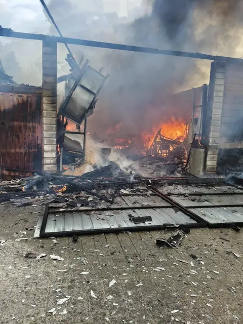 Knapp 100 Feuerwehrleute kämpften stundenlang gegen die Flammen an. | Foto: FF Köppling