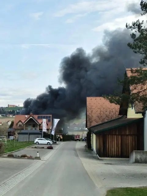 Die Rauchsäule war schon von weitem in Neudorf zu sehen. | Foto: FF Köppling