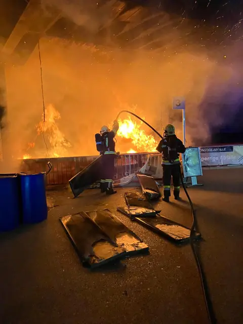 Container im ASZ Wels-Neustadt ging in Flammen auf