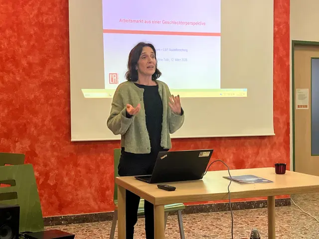 Im Rahmen der Veranstaltung hielt Nadja Bergmann (L&amp;R Sozialforschung) einen Vortrag zum Thema Arbeitsmarkt aus Genderperspektive. | Foto: Verein Hebebühne Tulln