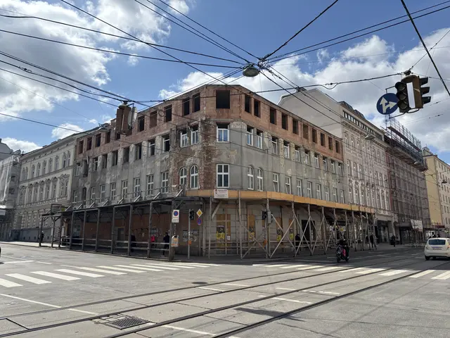 Das Eckgebäude wirkt heruntergekommen und verlassen. Jetzt kommt jedoch Bewegung in die Angelegenheit.  | Foto: Lukas Ipirotis/MeinBezirk