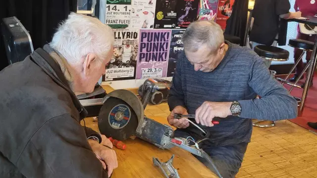 Ehrenamtliche Helferinnen und Helfer unterstützen beim Repair Café dabei, defekte Gegenstände zu reparieren und so nachhaltig Ressourcen zu schonen. | Foto: Stadtgemeinde Wolfsberg