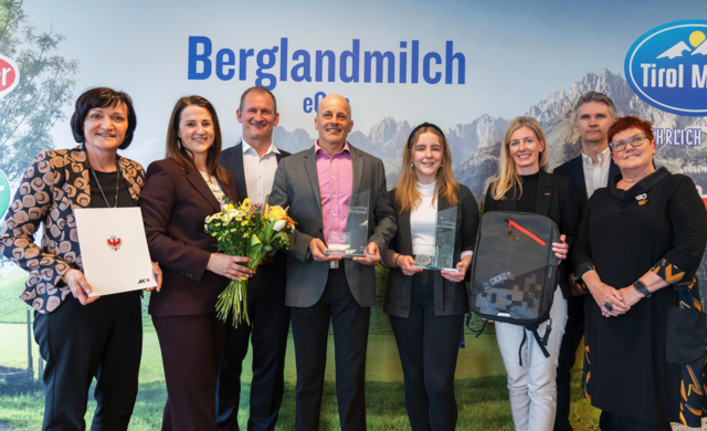 Von links Andrea Ager (Vizepräsidentin Arbeiterkammer Tirol), Arbeits- und Jugendlandesrätin Astrid Mair, Rainer Fankhauser (Bgm Thiersee), Rudolf Steiner (Lehrlingsausbildner Berglandmilch), „Lehrling des Monats März 2026“ Maria Bellinger, Verena Weiler (Bezirksstellenleiterin Kufstein Wirtschaftskammer Tirol), Georg Lehner (Geschäftsführer Berglandmilch) und Gudrun Schwaiger (Direktorin Tiroler Fachberufsschule Schwaz-Rotholz). | Foto: Land Tirol/Hörmann