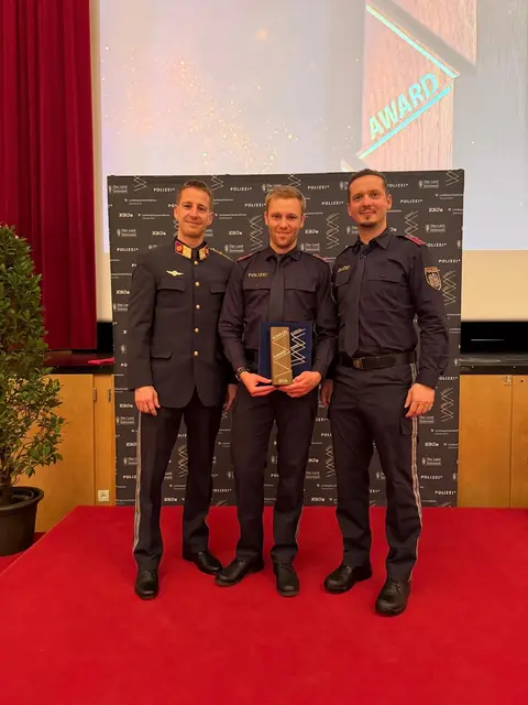 "Newcomer des Jahres" Tobias Köck mit seinem Kollegen Florian Karner (re.) und Oberst Niklas Rebhandl (li.). | Foto: LPD Stmk/Huber