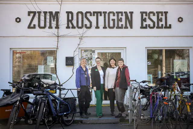 Stadträtin Eva Schobesberger (2. v. li.) mit Fahrradmechanikerinnen Theresa Böck, Veronika Weis und Laura Rumpl vom "Rostigen Esel". | Foto: Stadt Linz